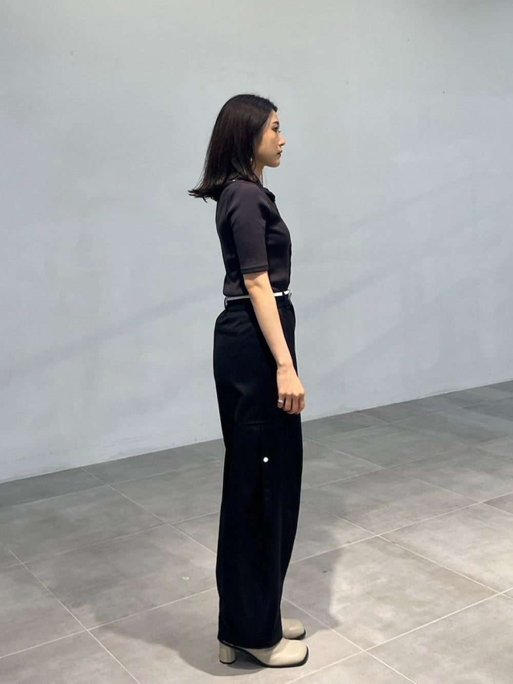 ブラウン系のTシャツ/カットソー、ブラック系のその他パンツを着用したレディースの秋コーディネートの2枚目の写真