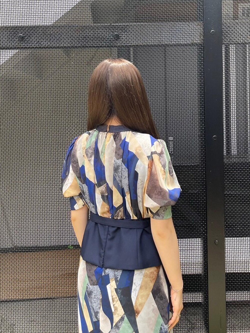 ブルー系のワンピースを着用したレディースの春コーディネートの6枚目の写真