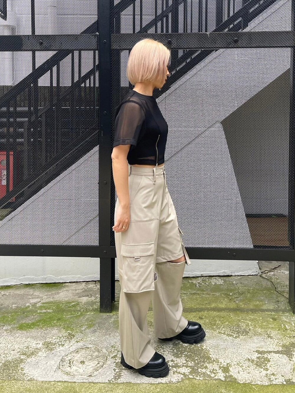 ブラック系のシャツ/ブラウス、ベージュ系のカーゴパンツを着用したレディースの春コーディネートの4枚目の写真