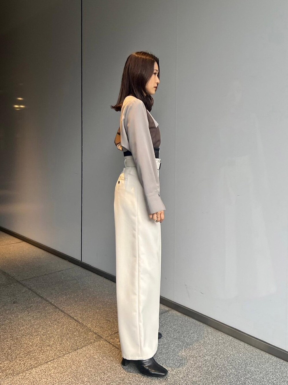 その他のシャツ/ブラウス、ベージュ系のその他パンツを着用したレディースの秋コーディネートの2枚目の写真