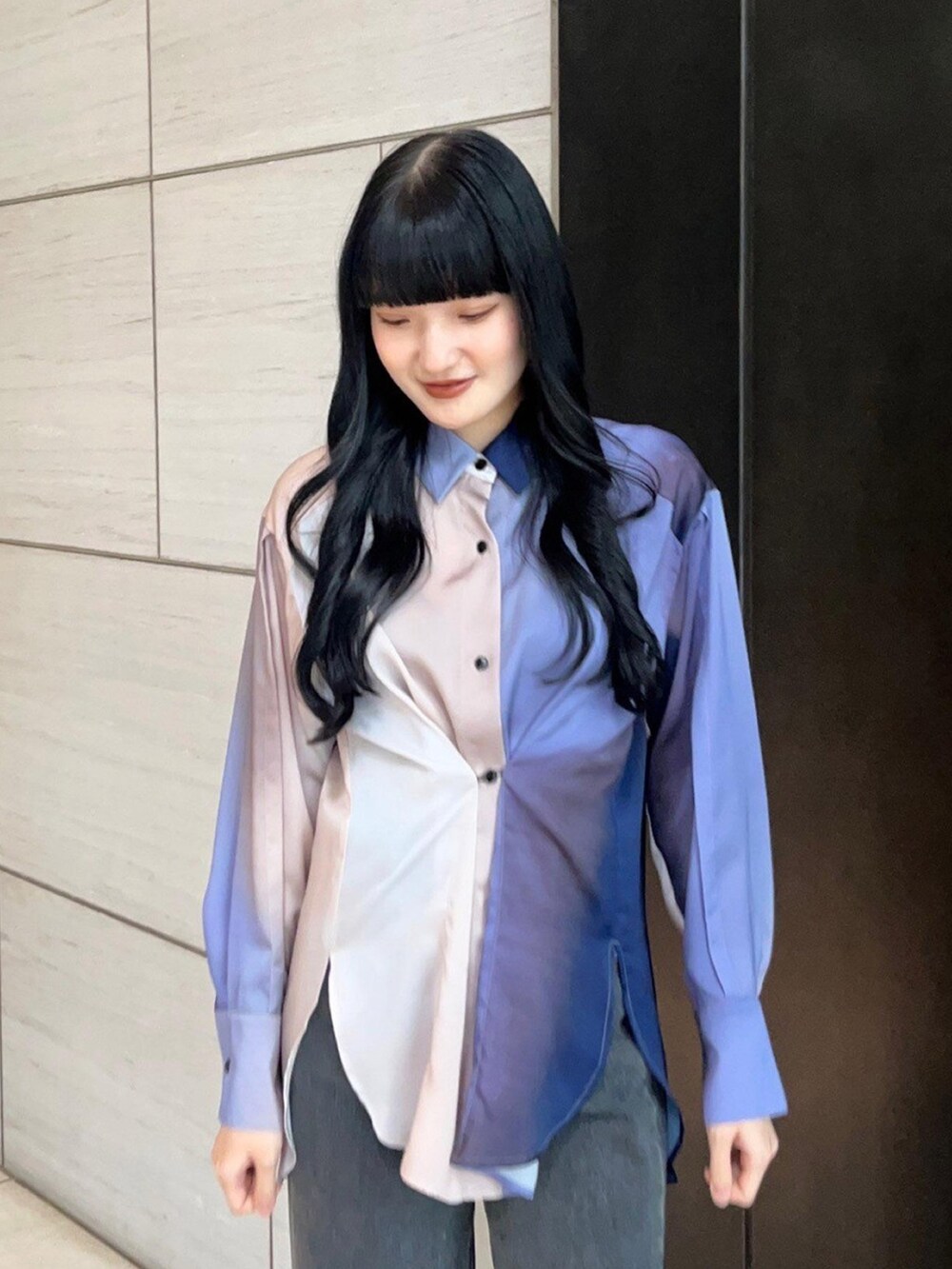 パープル系のシャツ/ブラウス、ブラック系のデニムパンツを着用したレディースの春コーディネートの5枚目の写真