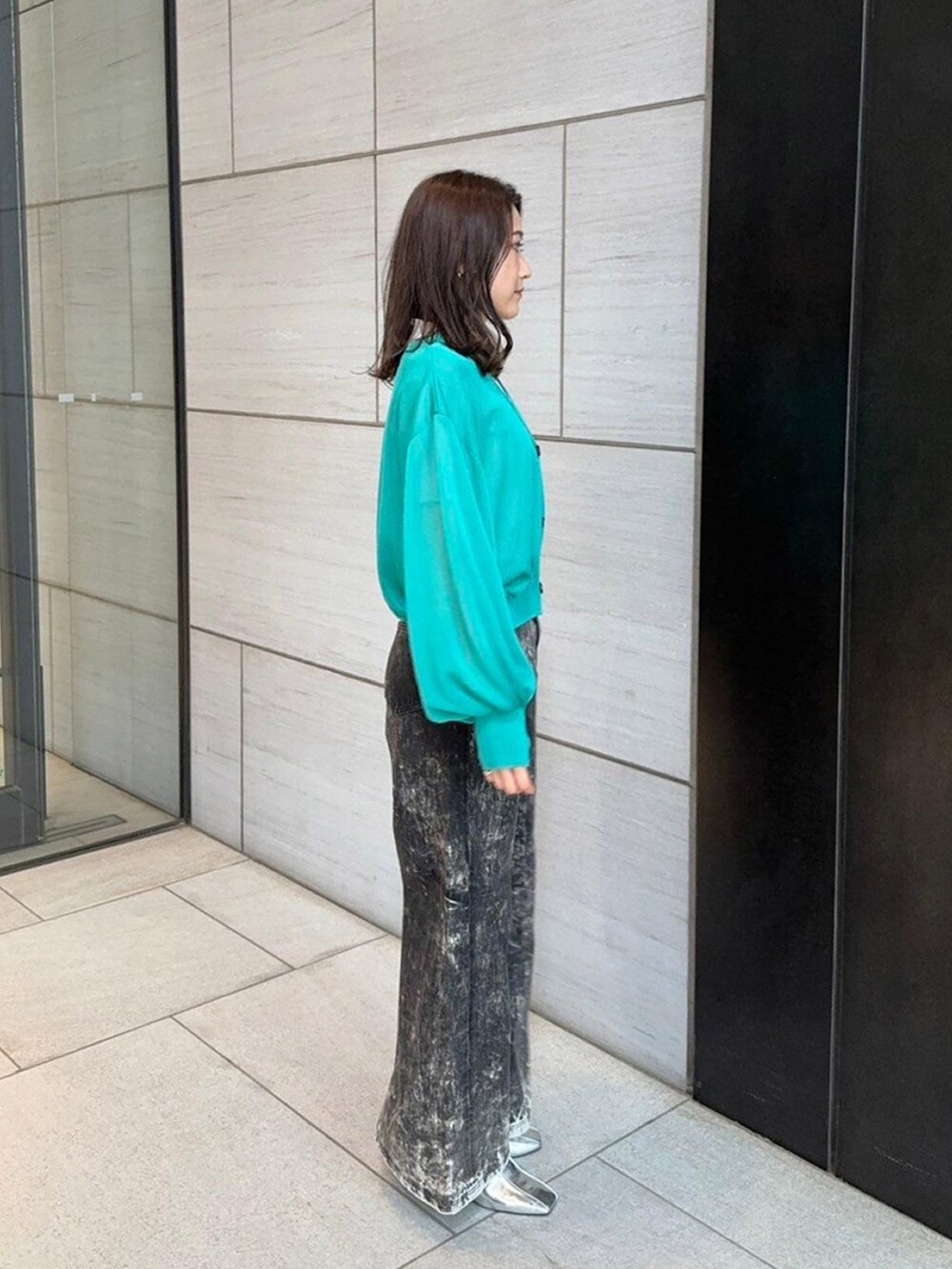 グリーン系のカーディガン/ボレロを着用したレディースの春コーディネートの4枚目の写真