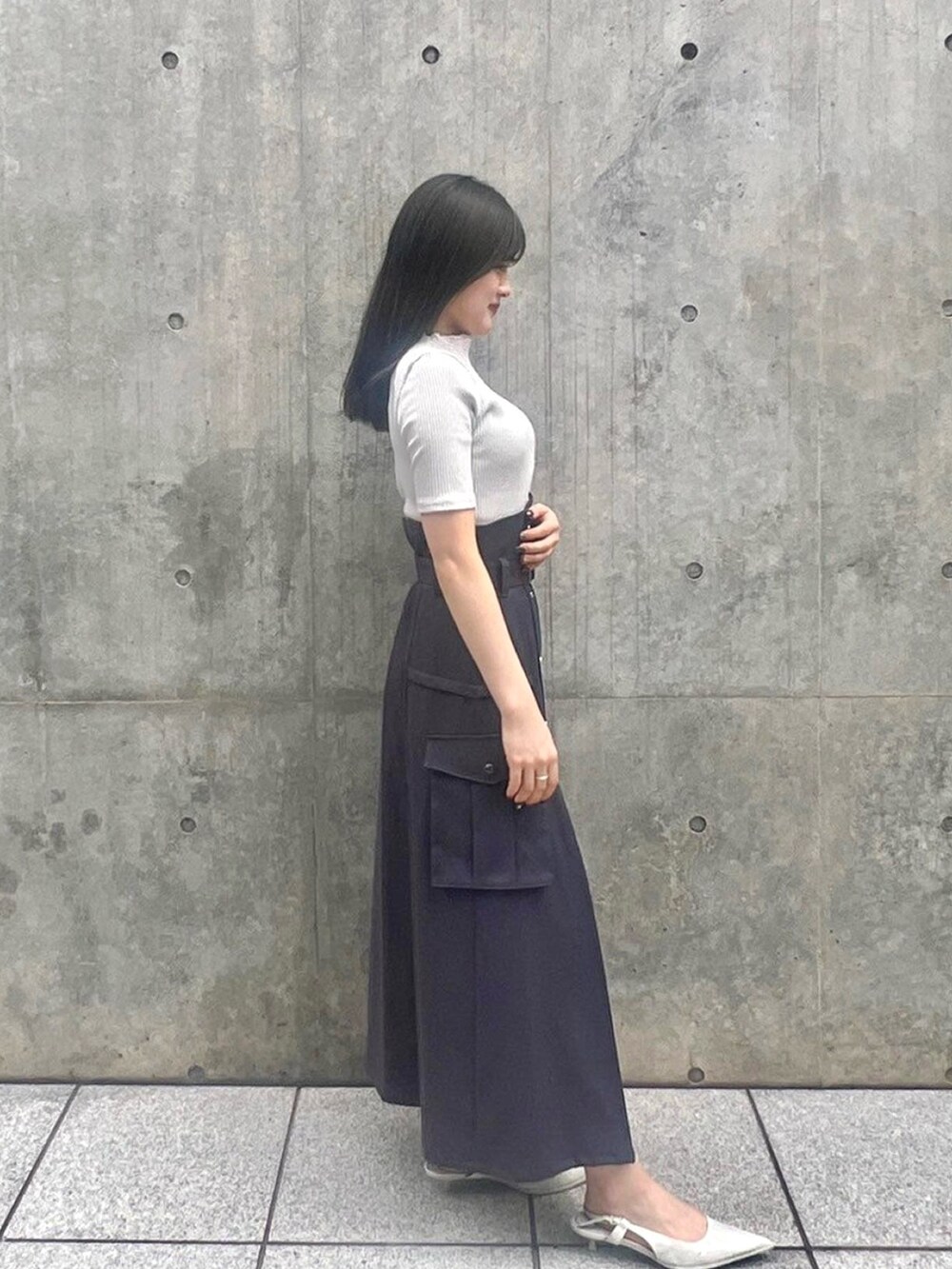 ホワイト系のTシャツ/カットソー、ブラック系のスカートを着用したレディースの春コーディネートの4枚目の写真