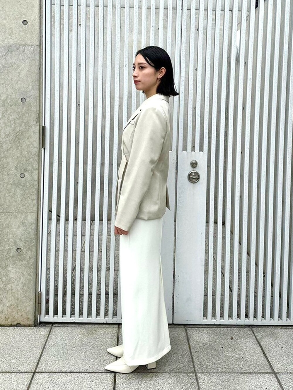 ベージュ系のセットアップを着用したレディースの春コーディネートの2枚目の写真