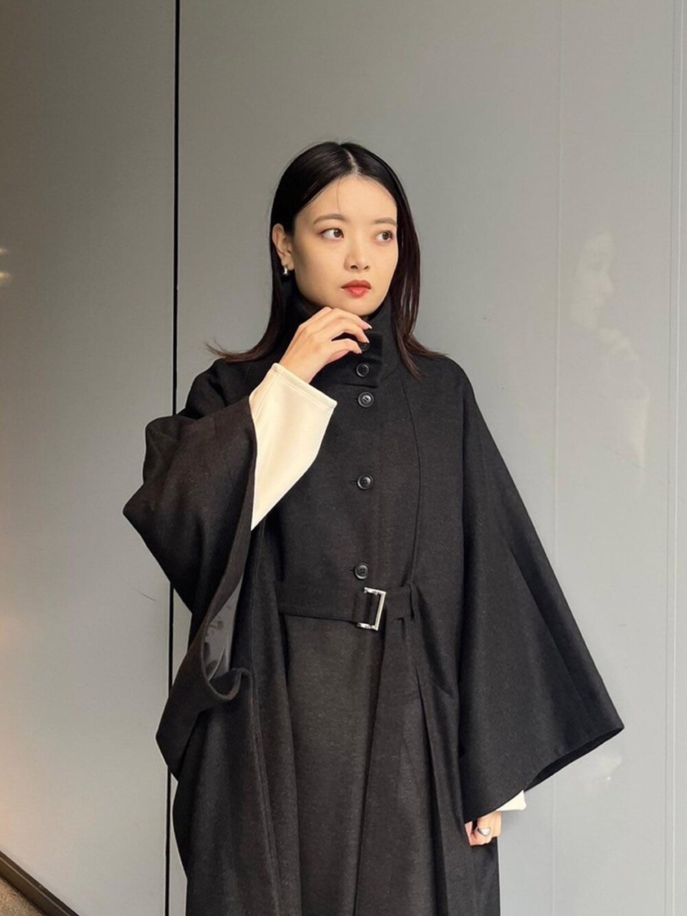 「UNITED TOKYOのロングケープコート（ポンチョ、グレー系）」を使った、UNITED TOKYO STAFFさん（レディース・163cm）の秋コーディネートの4枚目の写真