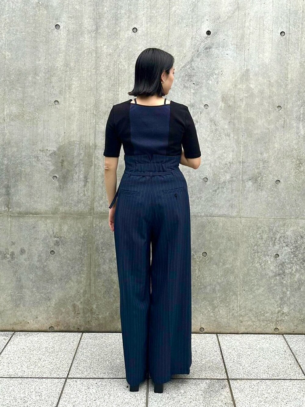 ブラック系のTシャツ/カットソー、その他のスラックスを着用したレディースの春コーディネートの3枚目の写真