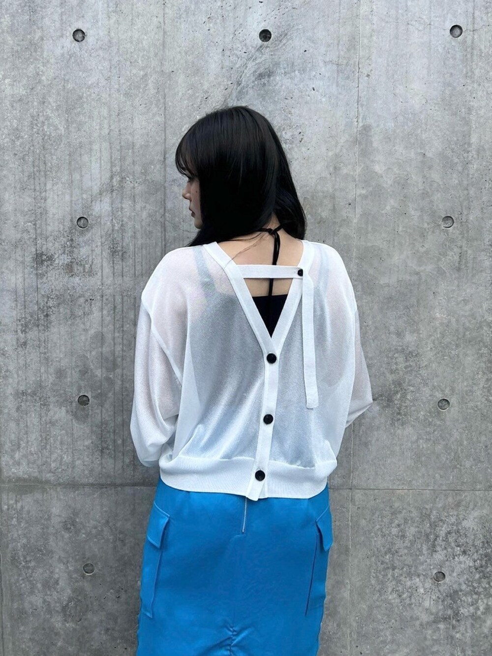 ホワイト系のカーディガン/ボレロ、ブルー系のスカートを着用したレディースの春コーディネートの6枚目の写真