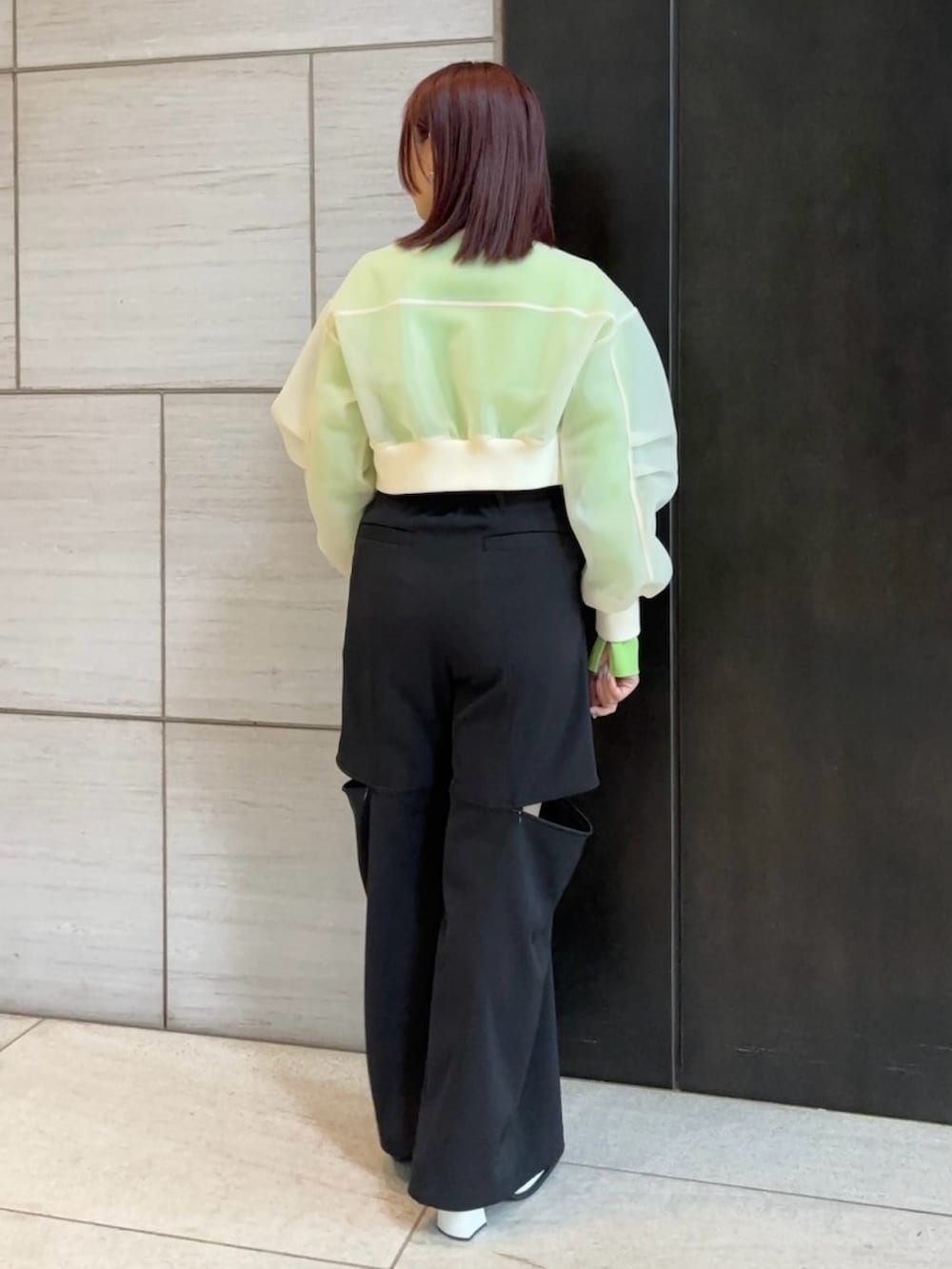 ベージュ系のブルゾン、グリーン系のニット/セーター、ブラック系のその他パンツを着用したレディースの春コーディネートの3枚目の写真