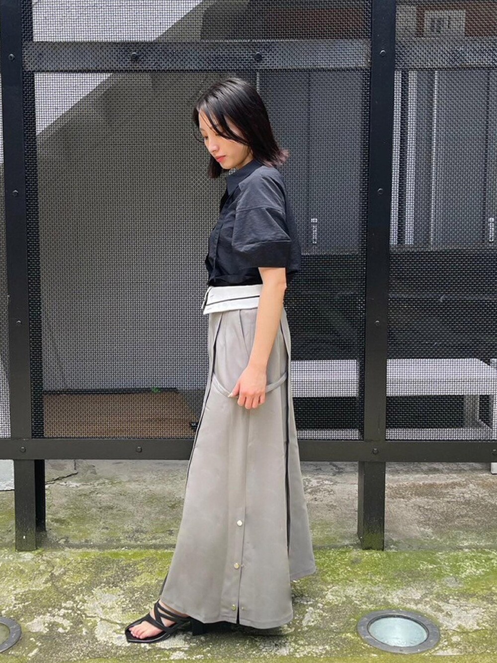 ブラック系のシャツ/ブラウスを着用したレディースの春コーディネートの2枚目の写真