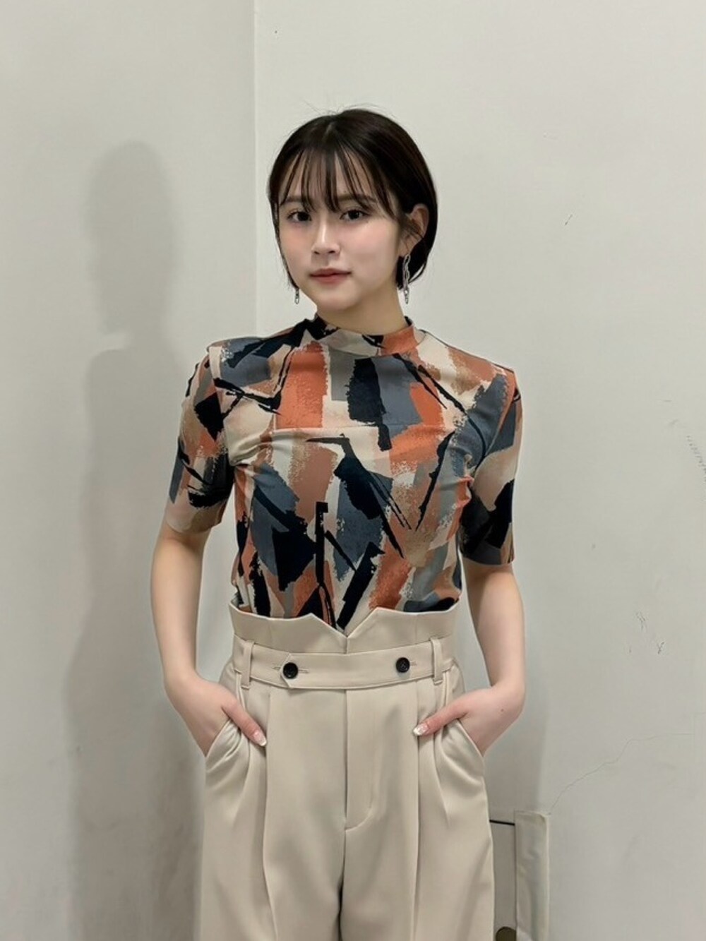 ベージュ系のTシャツ/カットソー、ベージュ系のスラックスを着用したレディースの春コーディネートの5枚目の写真