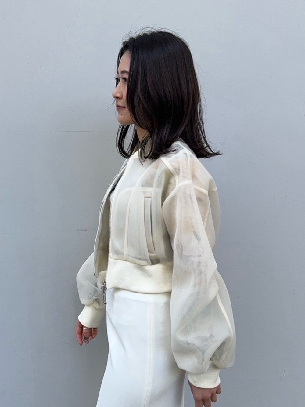 ベージュ系のブルゾンを着用したレディースの春コーディネートの6枚目の写真