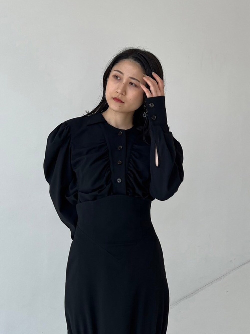 ブラック系のシャツ/ブラウス、ブラック系のスカートを着用したレディースの秋コーディネートの4枚目の写真