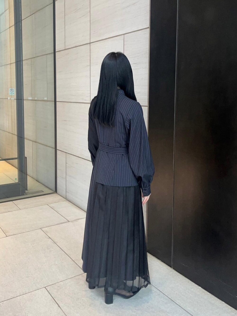 ブルー系のシャツワンピースを着用したレディースの春コーディネートの4枚目の写真