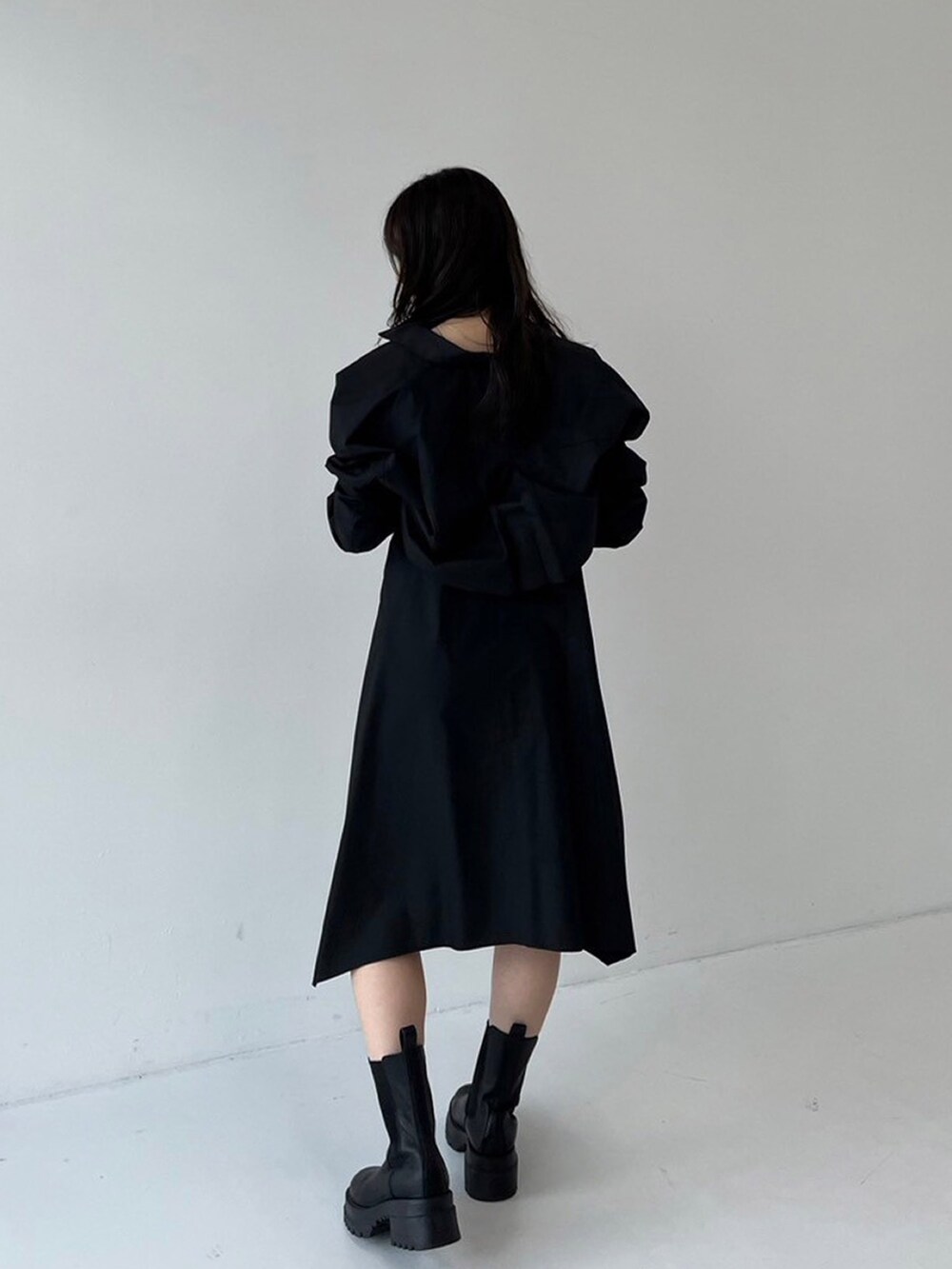 ブラック系のシャツワンピースを着用したレディースの秋コーディネートの3枚目の写真