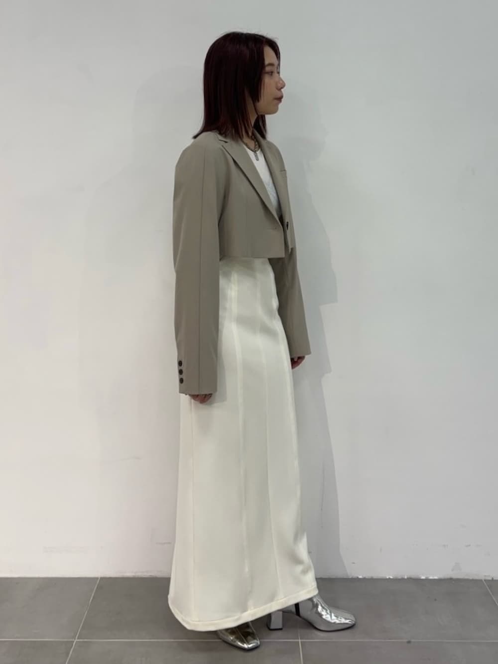 ベージュ系のテーラードジャケットを着用したレディースの春コーディネートの4枚目の写真