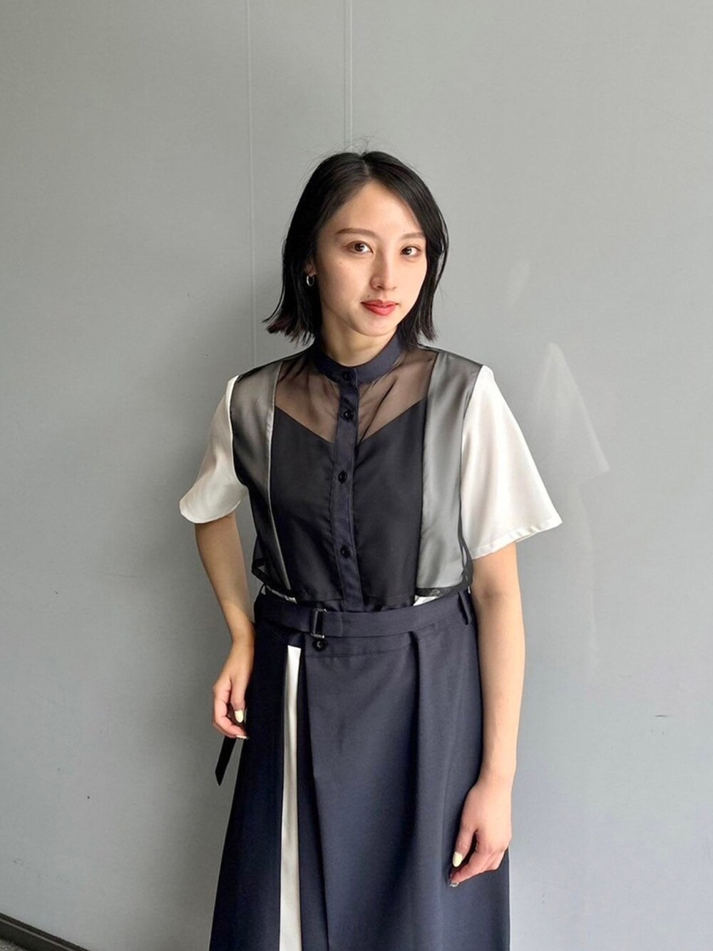 ブラック系のシャツワンピースを着用したレディースの春コーディネートの5枚目の写真