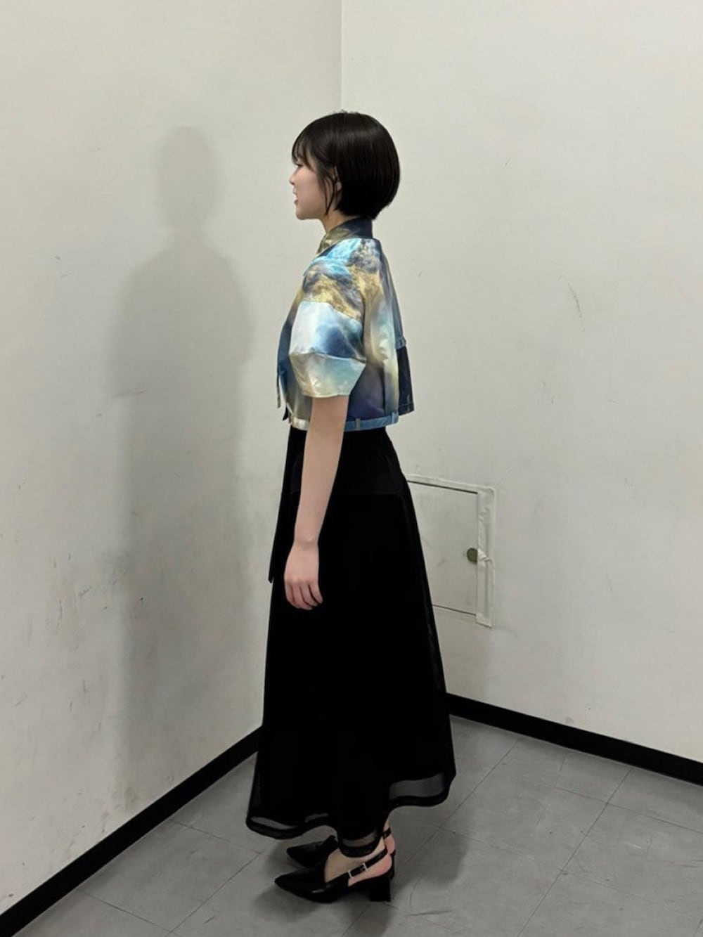 その他のシャツ/ブラウス、ブラック系のスカートを着用したレディースの春コーディネートの2枚目の写真