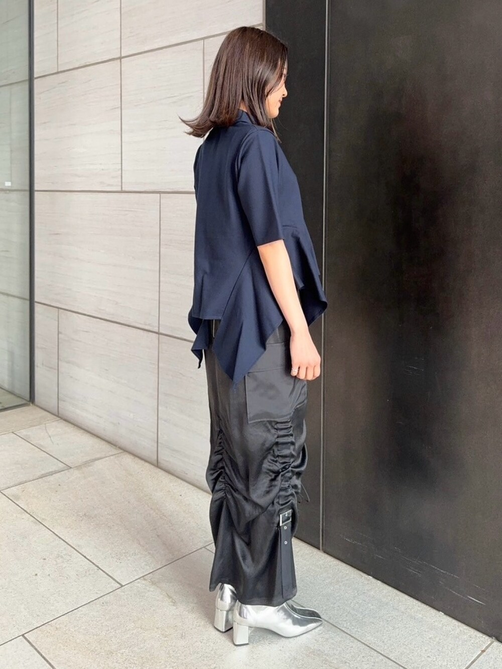 ブルー系のTシャツ/カットソー、ブラック系のスカートを着用したレディースの春コーディネートの4枚目の写真