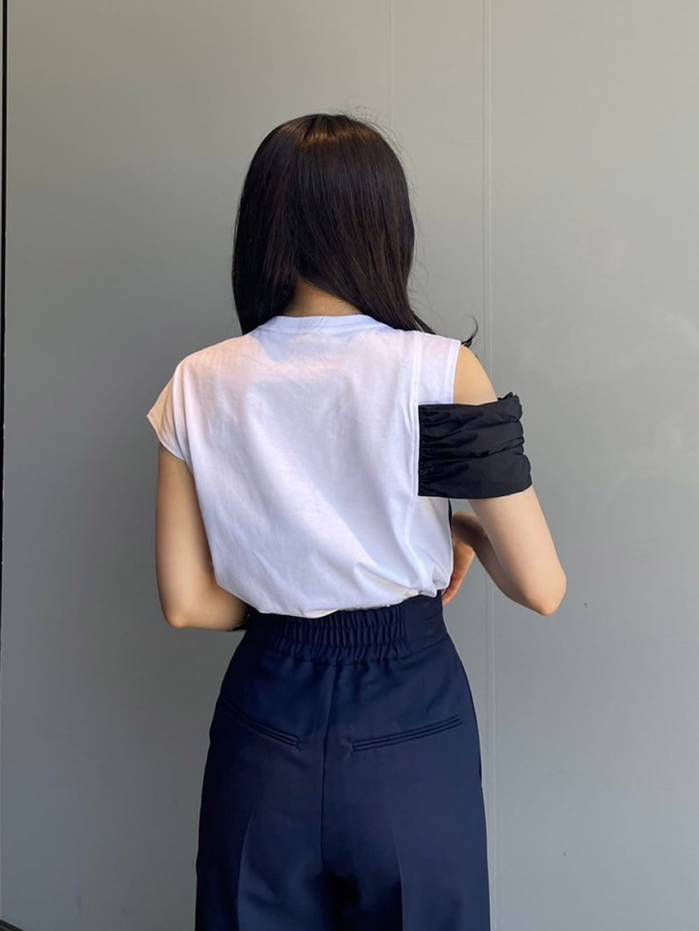 ホワイト系のTシャツ/カットソー、ブルー系のスラックスを着用したレディースの夏コーディネートの4枚目の写真