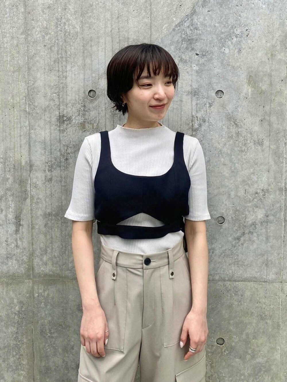 ホワイト系のTシャツ/カットソー、ブラック系のベストを着用したレディースの春コーディネートの5枚目の写真