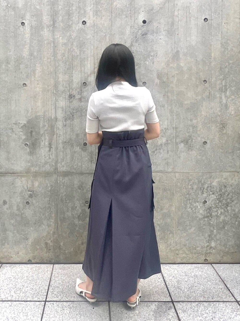 ホワイト系のTシャツ/カットソー、ブラック系のスカートを着用したレディースの春コーディネートの3枚目の写真