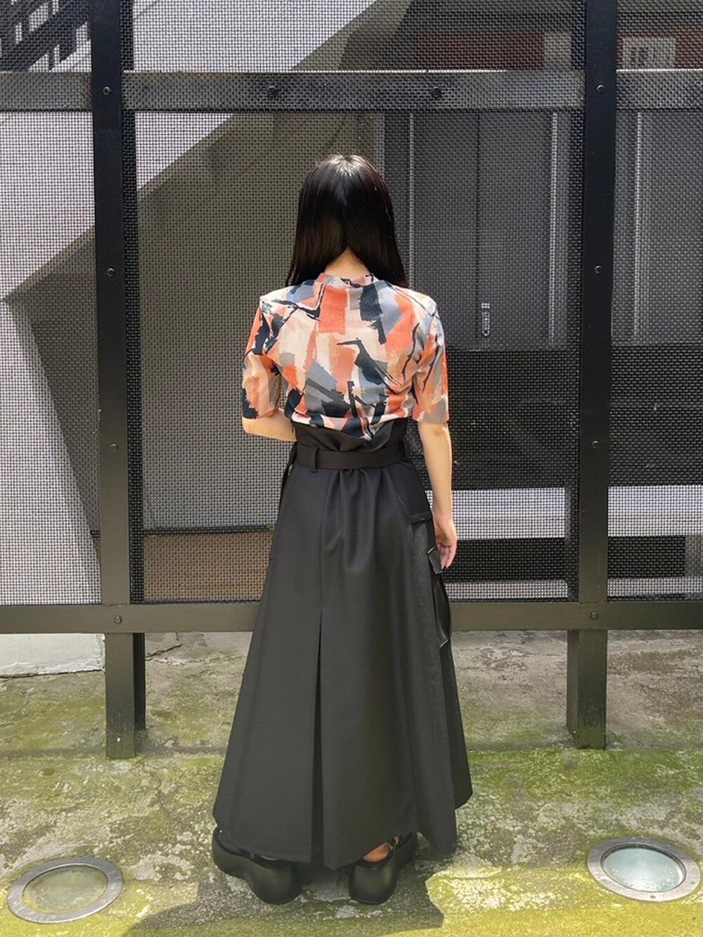 ベージュ系のTシャツ/カットソー、ブラック系のスカートを着用したレディースの春コーディネートの4枚目の写真