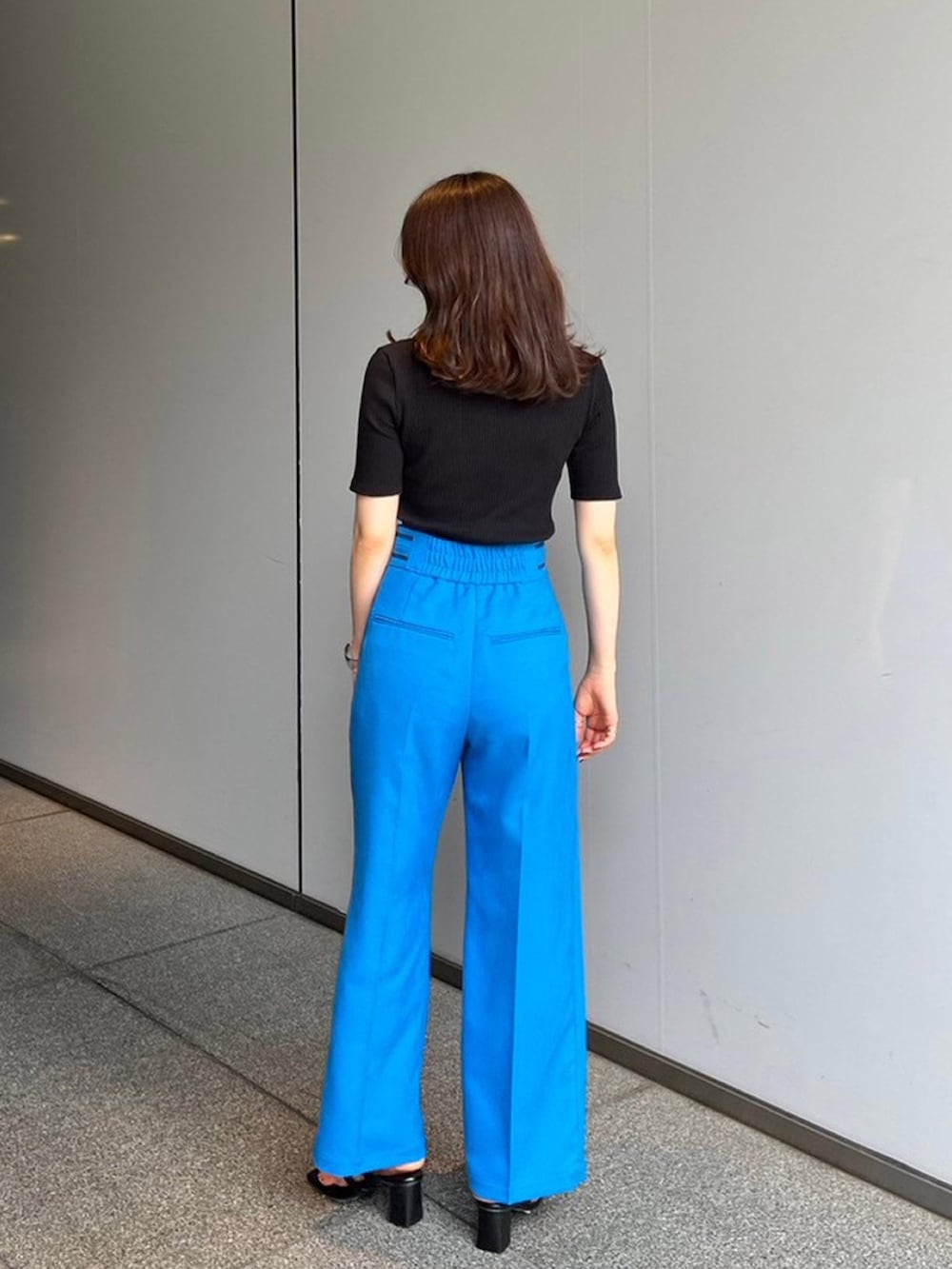 「きれいめカジュアル、夏コーデ、ブルーコーデ、サマーニット」｜「UNITED TOKYOのギャラクシーカットリブトップス（Tシャツ/カットソー、ブラック系）」を使った、UNITED TOKYO STAFFさん（レディース・158cm）の夏コーディネートの3枚目の写真