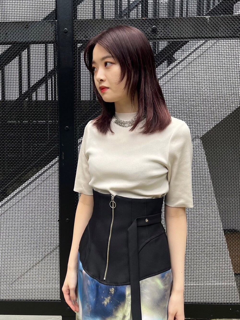 ホワイト系のニット/セーター、その他のスカートを着用したレディースの春コーディネートの6枚目の写真