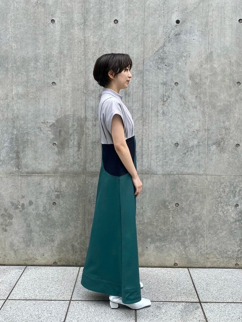 グリーン系のワンピースを着用したレディースの春コーディネートの4枚目の写真