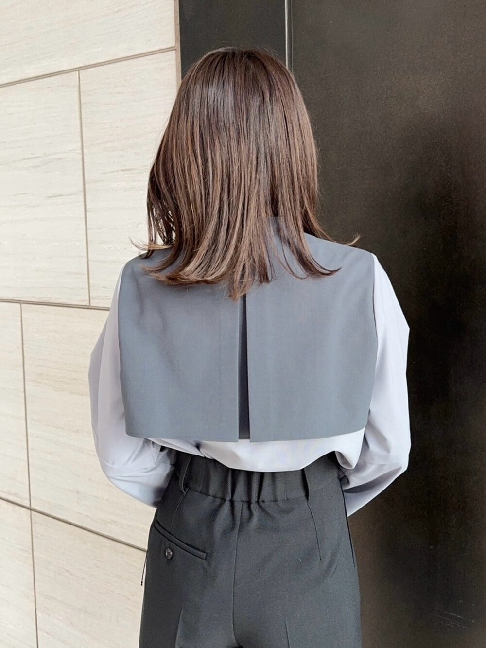 グレー系のシャツ/ブラウス、ブラック系のテーラードジャケット、ブラック系のその他パンツを着用したレディースの春コーディネートの6枚目の写真