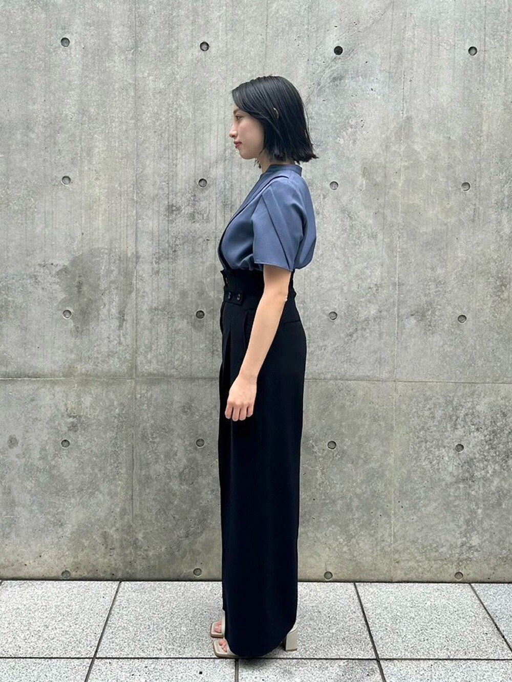 ブルー系のシャツ/ブラウス、ブラック系のスラックスを着用したレディースの春コーディネートの2枚目の写真