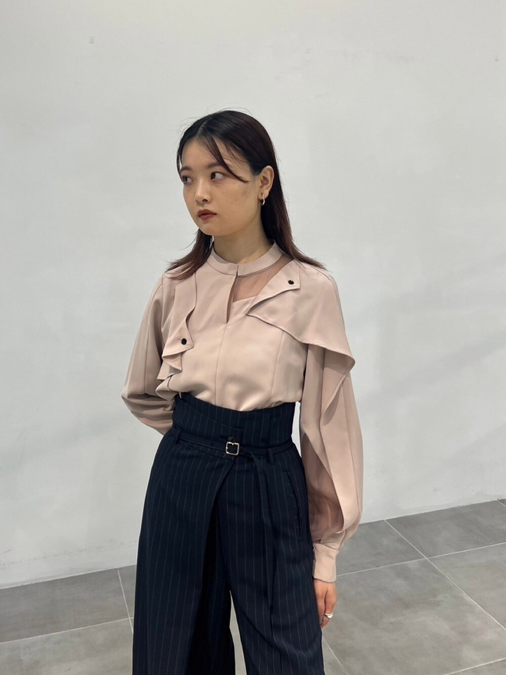 ピンク系のシャツ/ブラウス、その他のスラックスを着用したレディースの秋コーディネートの4枚目の写真