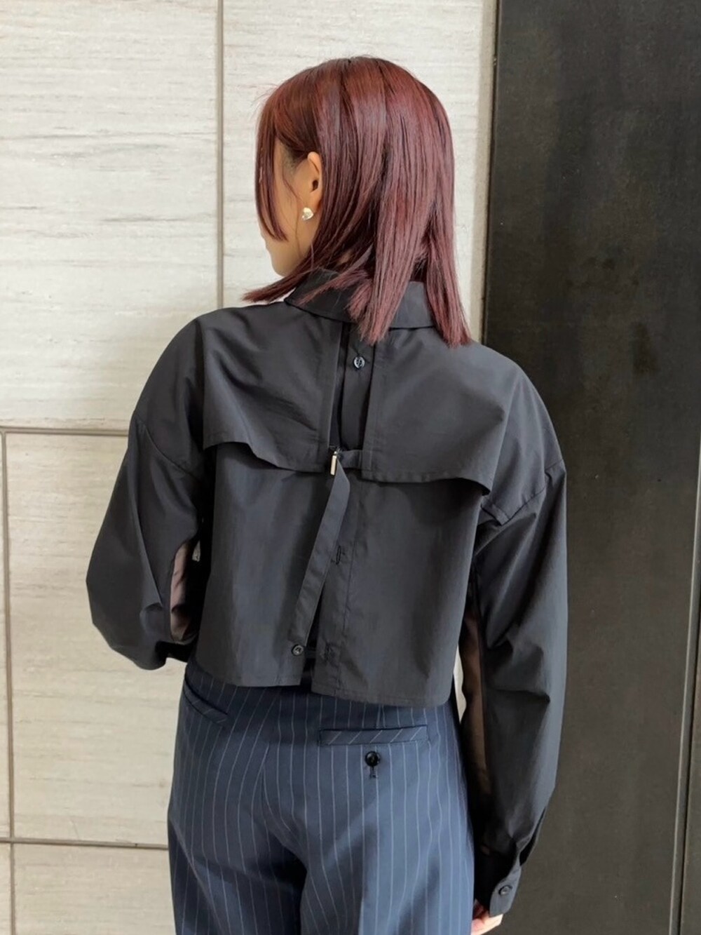 ブラック系のシャツ/ブラウス、その他のスラックスを着用したレディースの春コーディネートの6枚目の写真