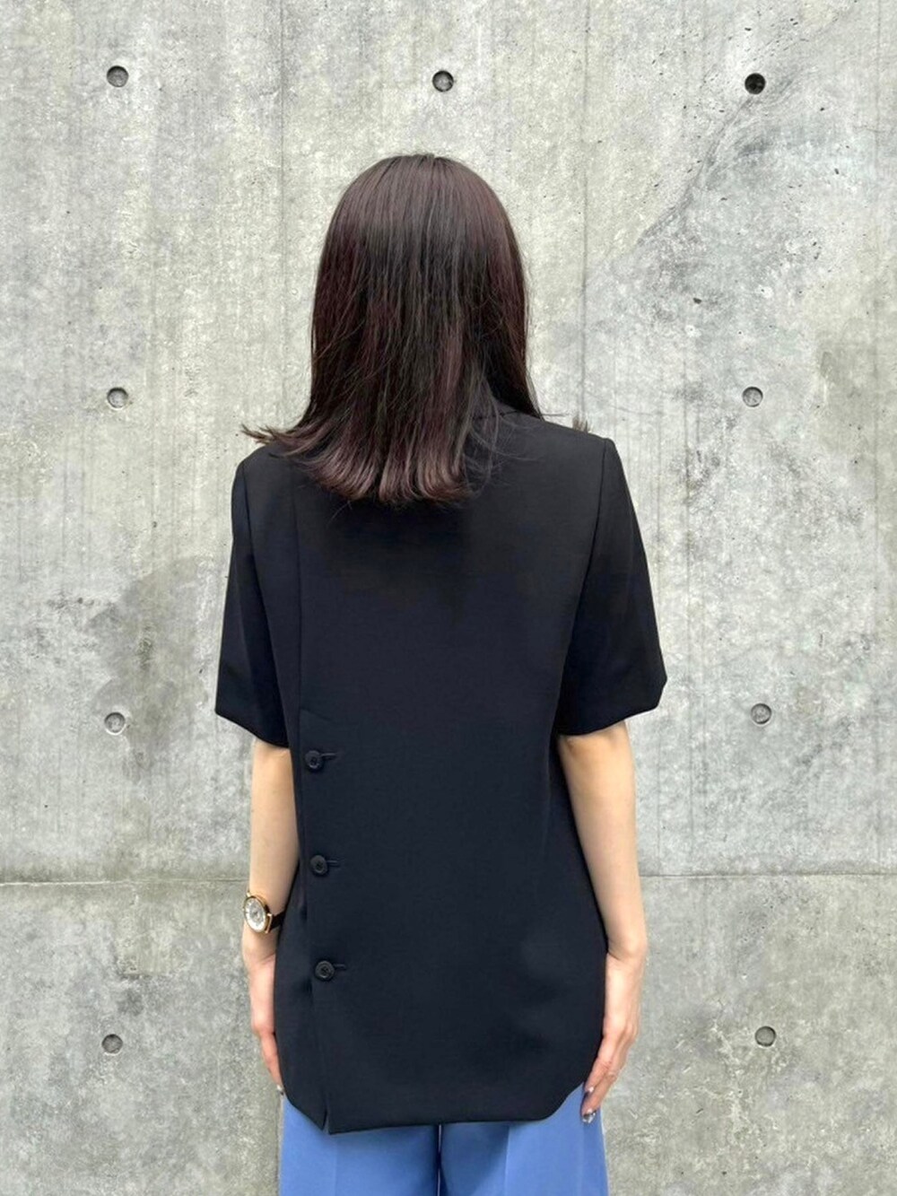 ブラック系のテーラードジャケットを着用したレディースの春コーディネートの7枚目の写真