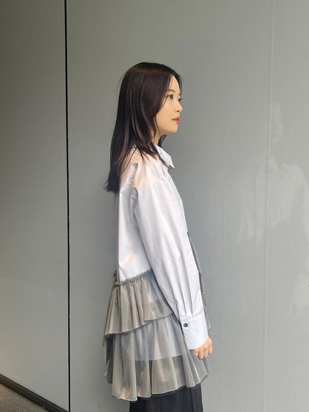 グレー系のシャツ/ブラウス、ブラック系のその他パンツを着用したレディースの秋コーディネートの3枚目の写真