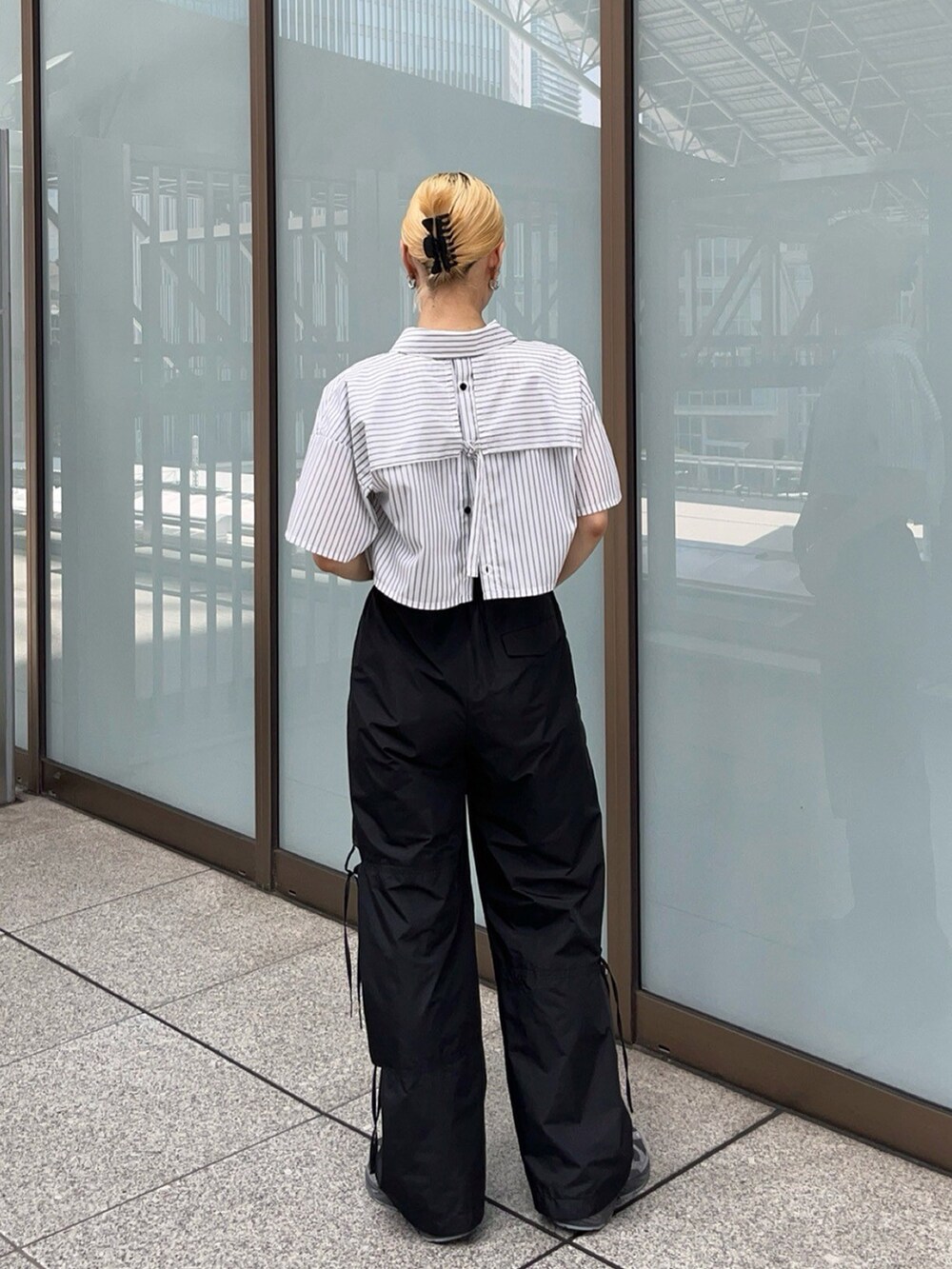 その他のシャツ/ブラウス、ブラック系のその他パンツを着用したレディースの夏コーディネートの3枚目の写真