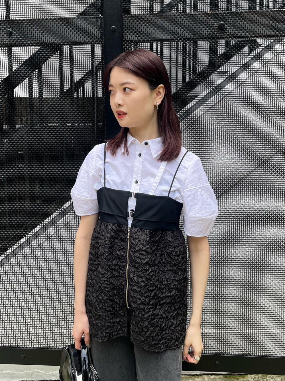 「ビスチェ、ビスチェ×デニム、白シャツ、白シャツ×デニム、モノトーン、春夏コーデ、レイヤードスタイル」｜「UNITED TOKYOのコクーンスリーブショートシャツ（シャツ/ブラウス、ホワイト系）」を使った、UNITED TOKYO STAFFさん（レディース・163cm）の春コーディネートの5枚目の写真