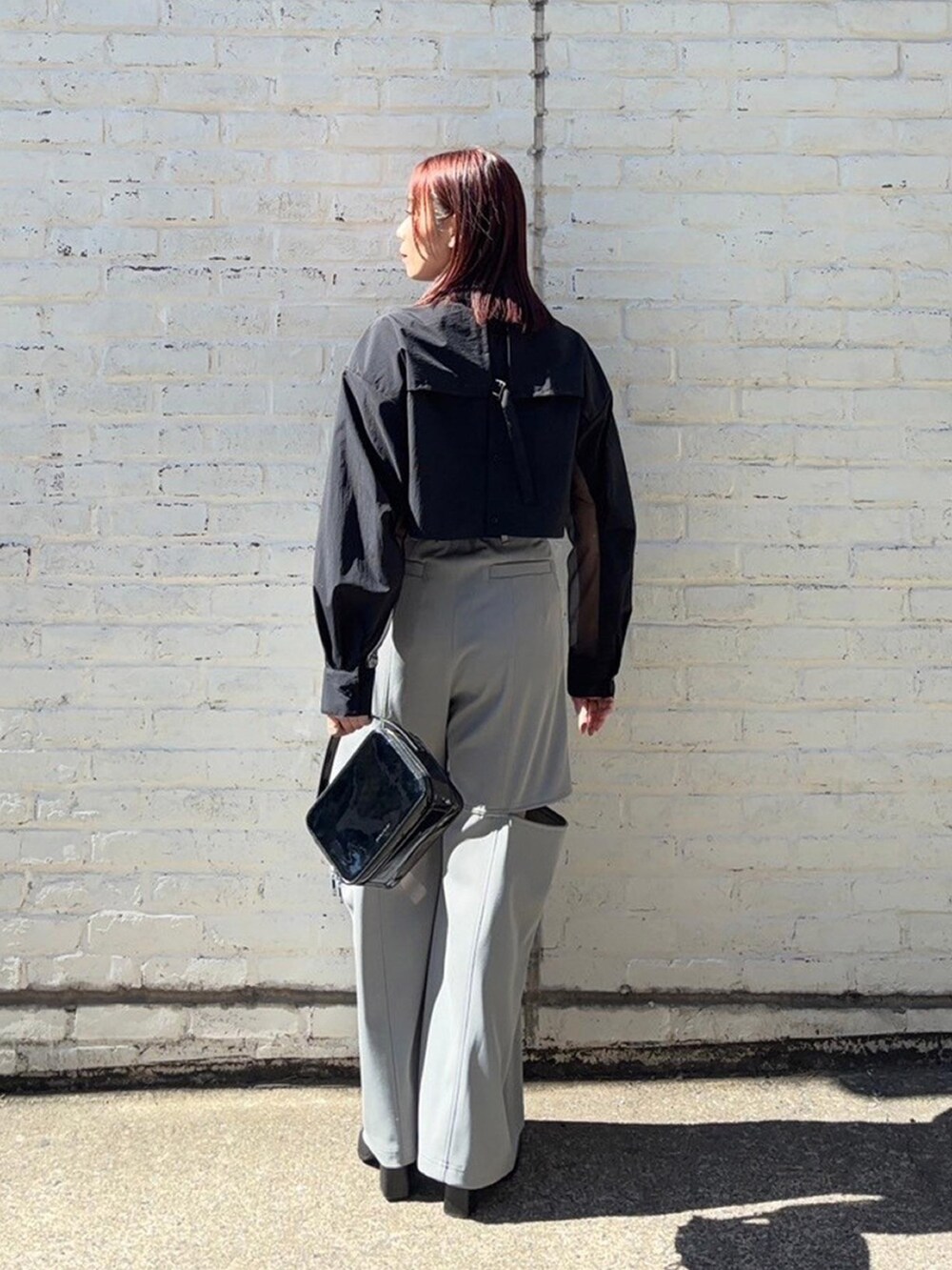 グレー系のその他パンツ、ブラック系のシャツ/ブラウスを着用したレディースの春コーディネートの3枚目の写真