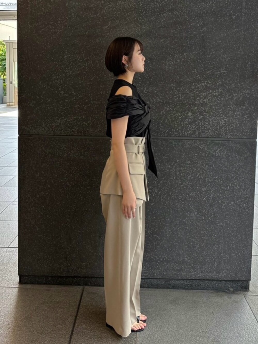 ブラック系のTシャツ/カットソー、ベージュ系のその他パンツを着用したレディースの夏コーディネートの2枚目の写真