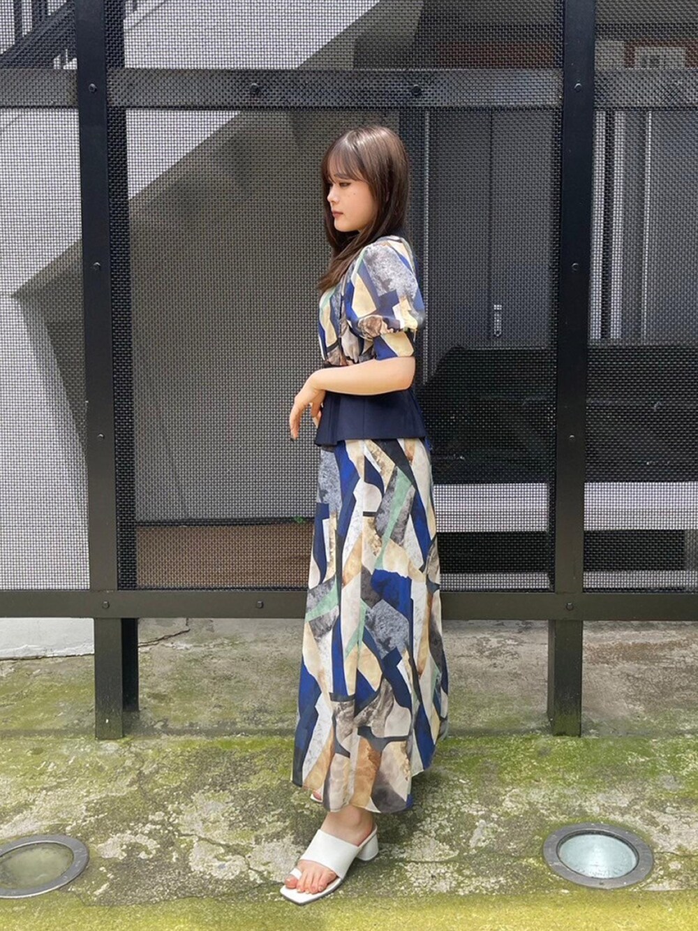 ブルー系のワンピースを着用したレディースの春コーディネートの2枚目の写真