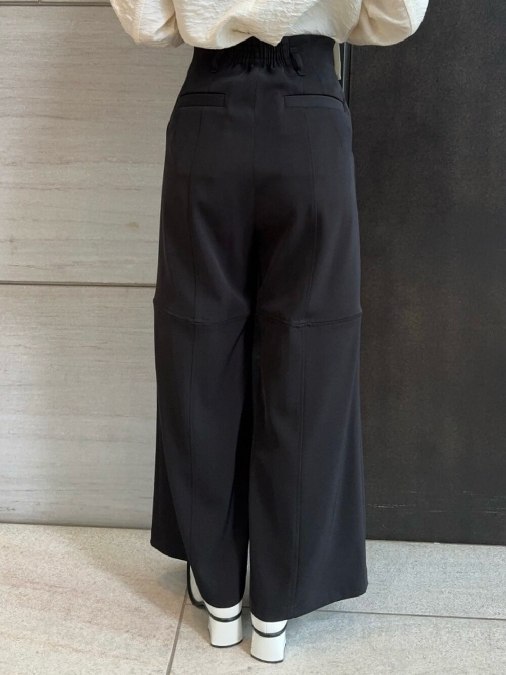 ブラック系のその他パンツ、ホワイト系のシャツ/ブラウスを着用したレディースの春コーディネートの5枚目の写真