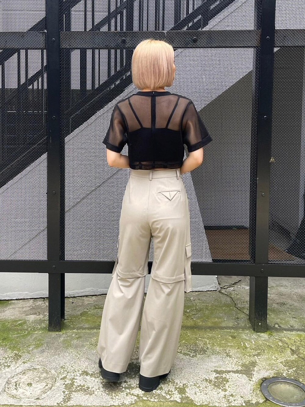 ブラック系のシャツ/ブラウス、ベージュ系のカーゴパンツを着用したレディースの春コーディネートの3枚目の写真