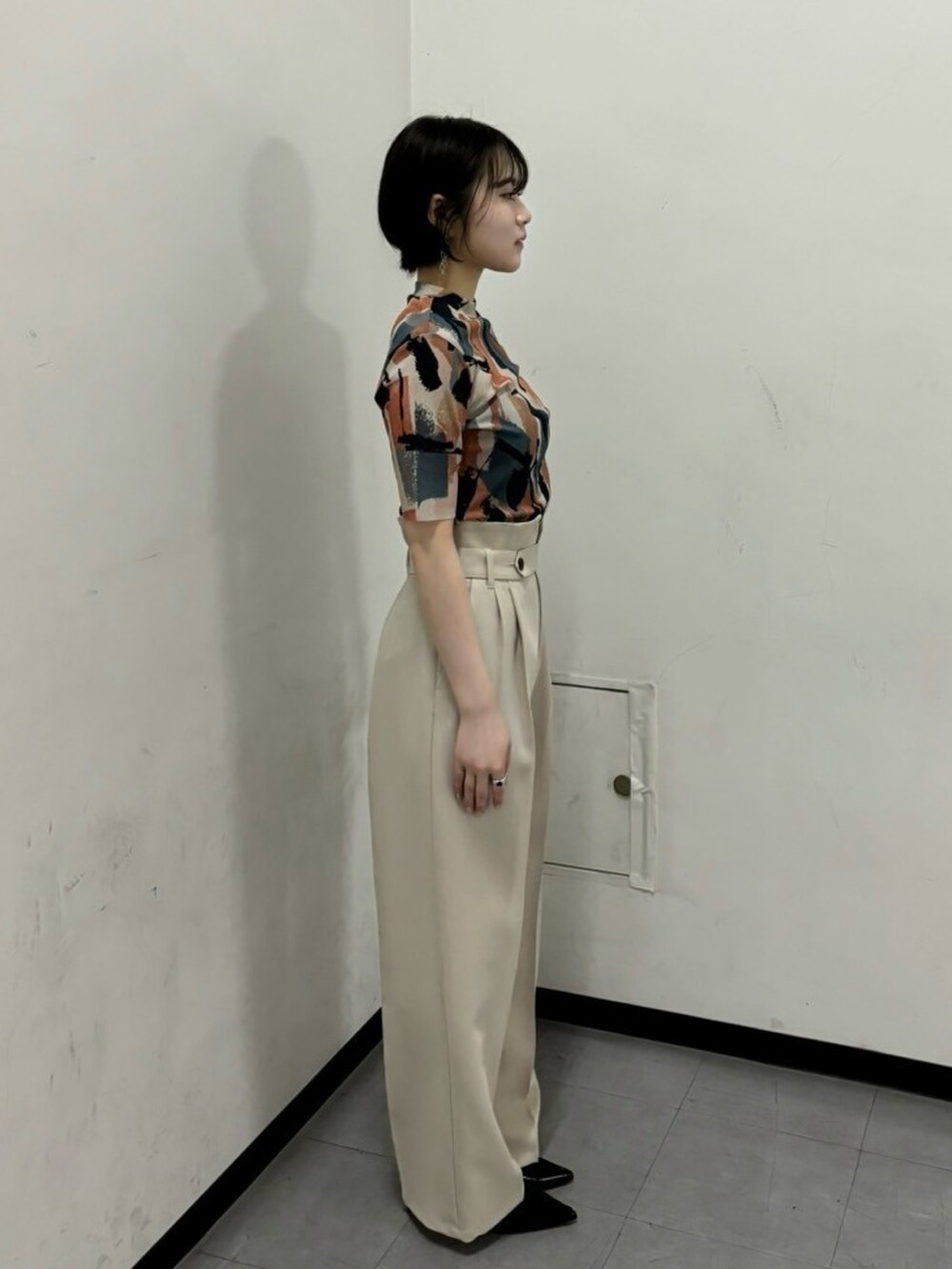 ベージュ系のTシャツ/カットソー、ベージュ系のスラックスを着用したレディースの春コーディネートの4枚目の写真