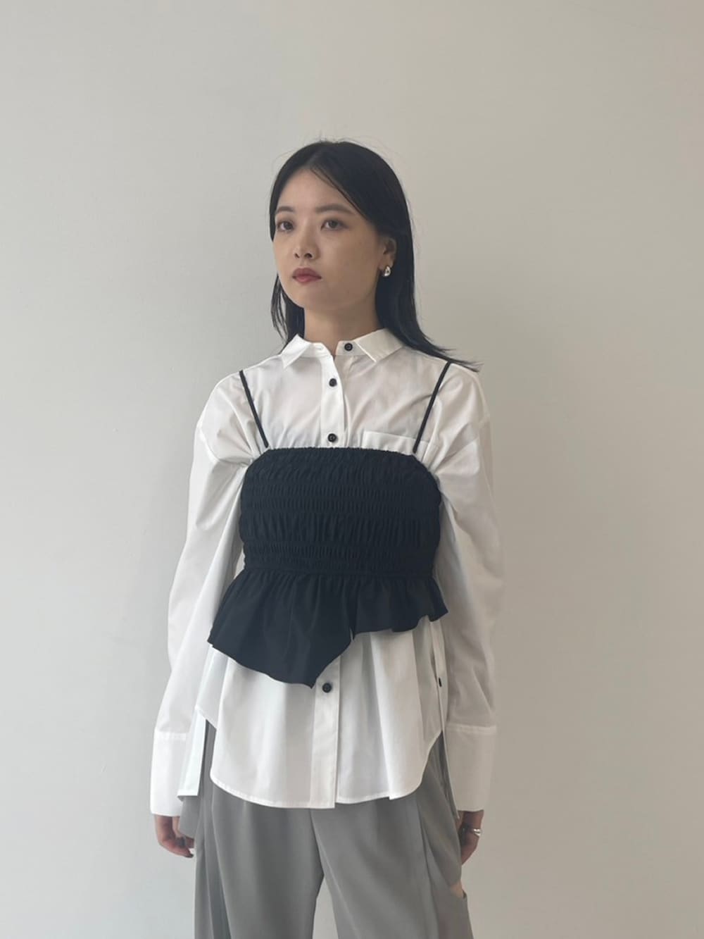 ホワイト系のシャツ/ブラウス、グレー系のその他パンツを着用したレディースの秋コーディネートの4枚目の写真