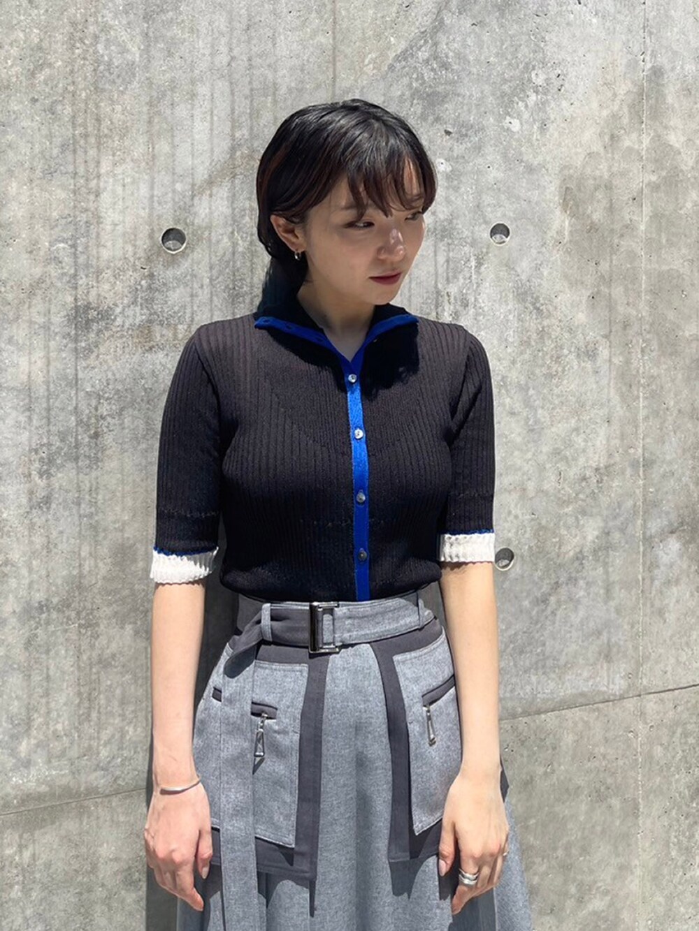 ブラック系のニット/セーターを着用したレディースの夏コーディネートの3枚目の写真