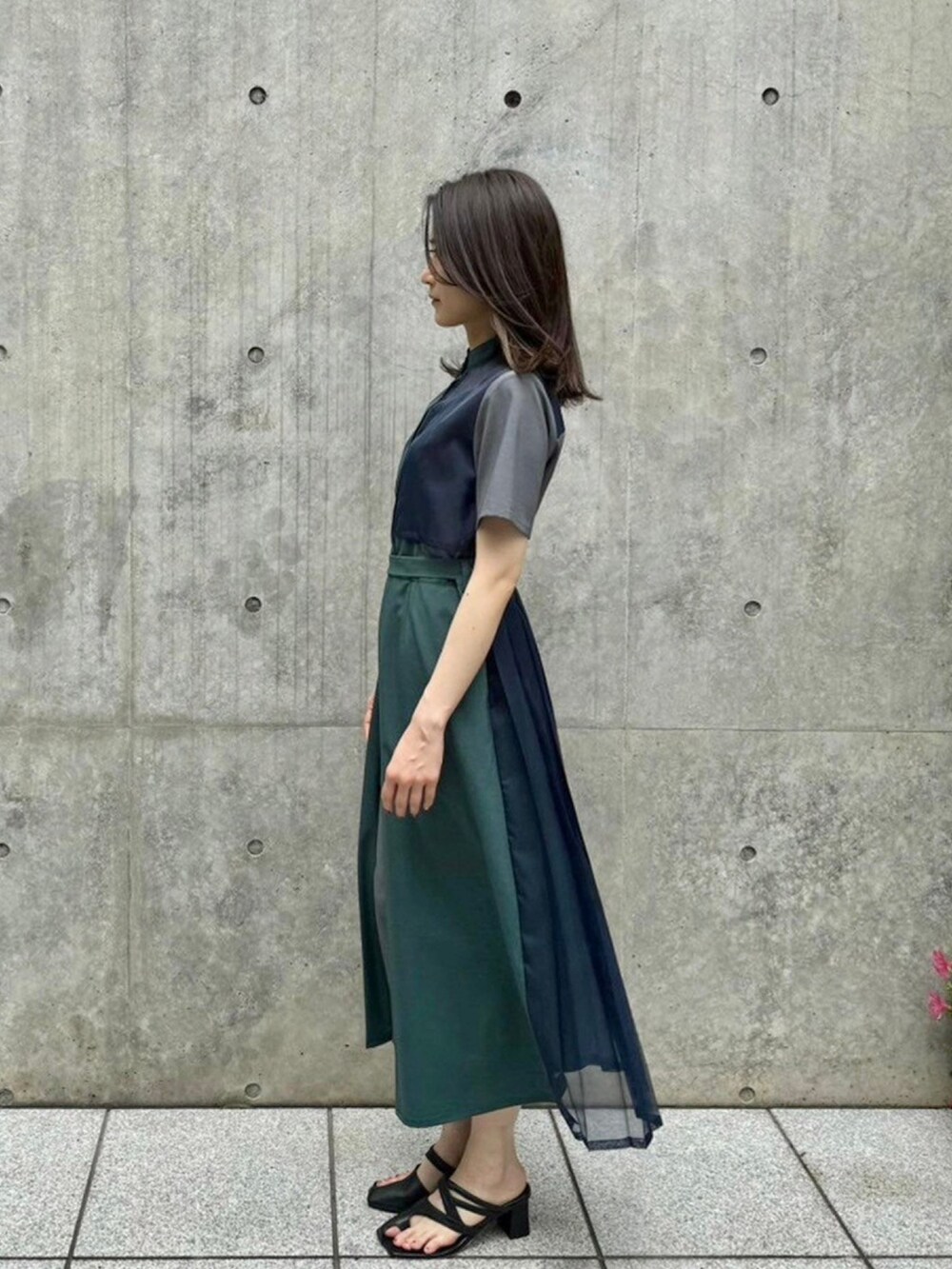 ブルー系のシャツワンピースを着用したレディースの春コーディネートの2枚目の写真