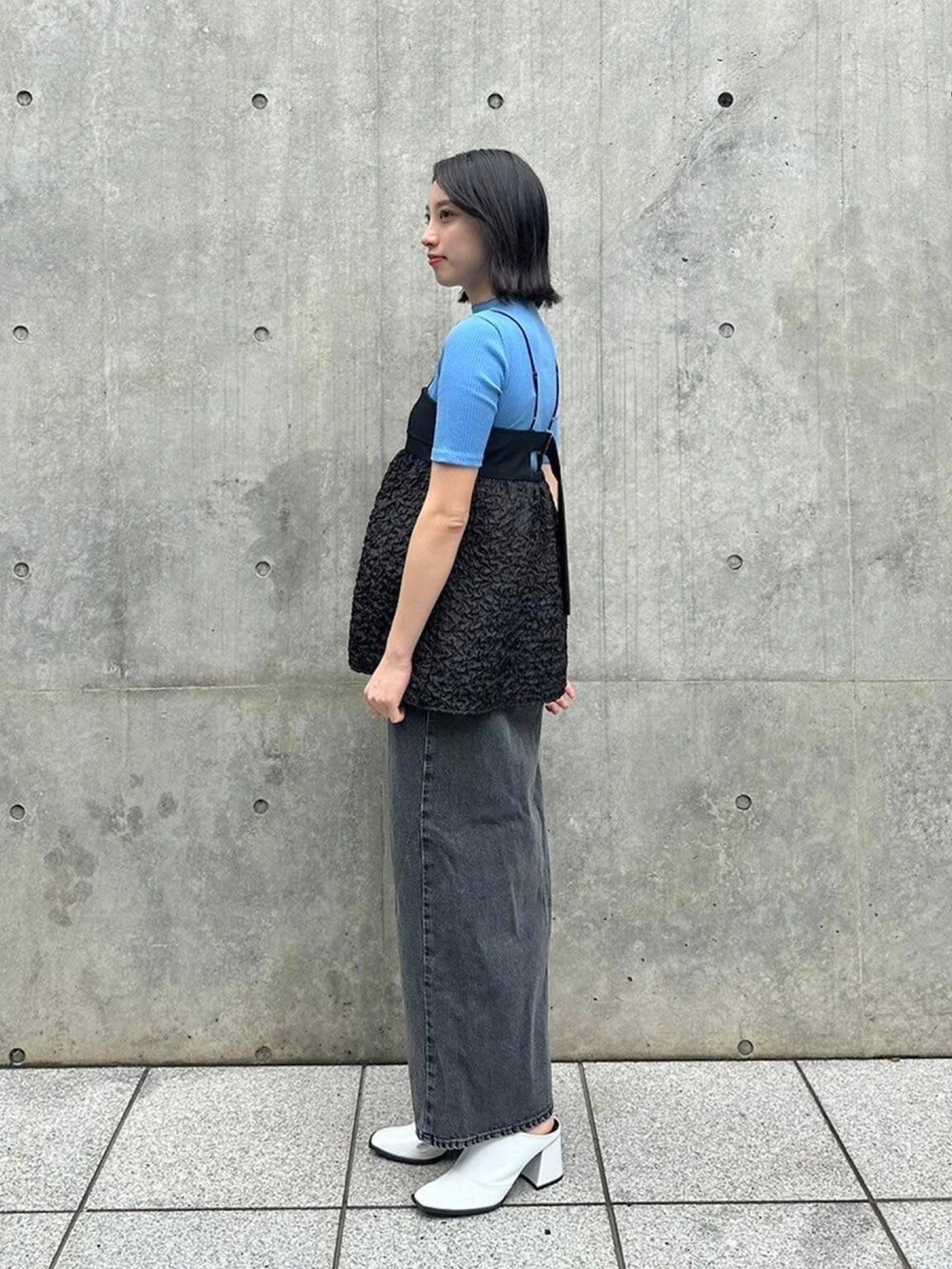 ブラック系のキャミソール、ブルー系のTシャツ/カットソーを着用したレディースの春コーディネートの2枚目の写真