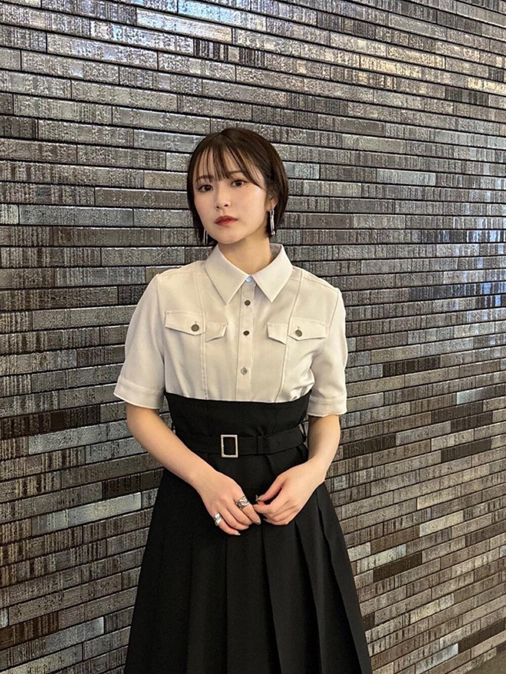 ベージュ系のワンピース、ブラック系のサンダルを着用したレディースの夏コーディネートの3枚目の写真