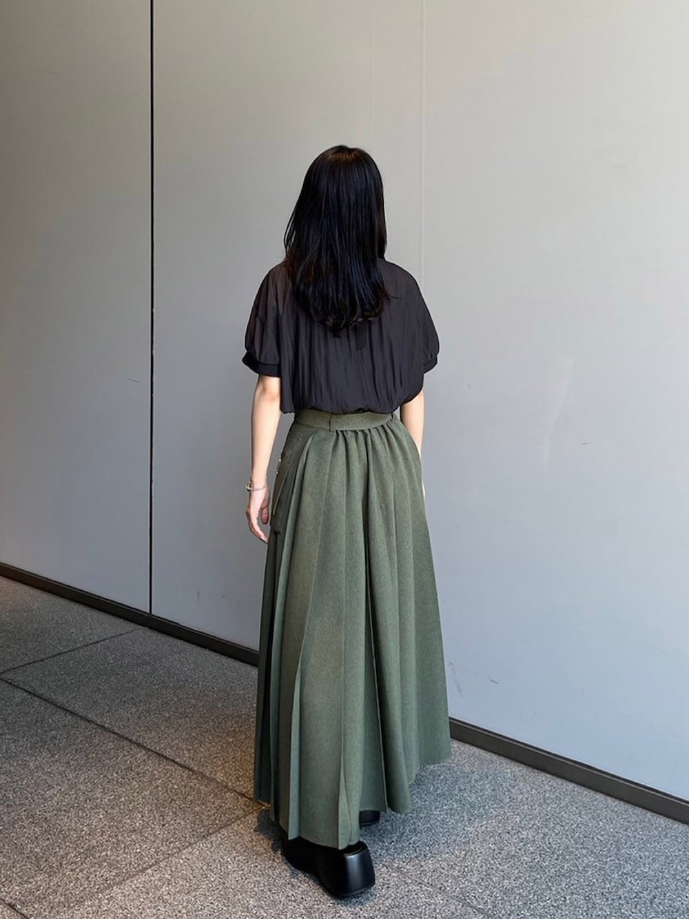 ブラック系のシャツ/ブラウス、グリーン系のスカートを着用したレディースの夏コーディネートの3枚目の写真