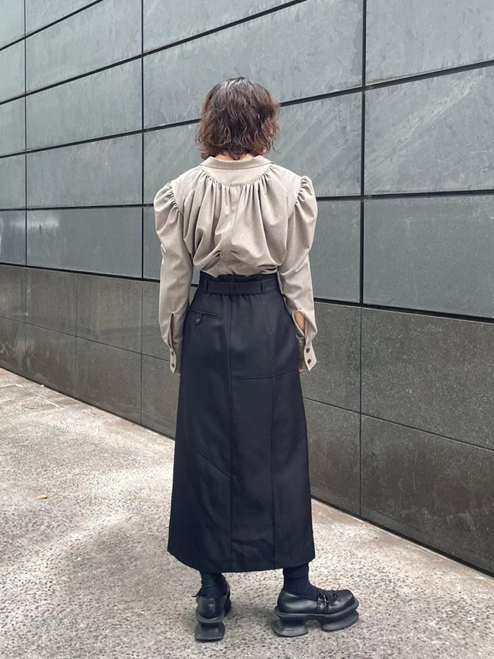 ベージュ系のシャツ/ブラウス、ブラック系のスカートを着用したレディースの秋コーディネートの3枚目の写真